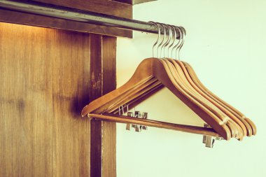 Boş elbise askısı