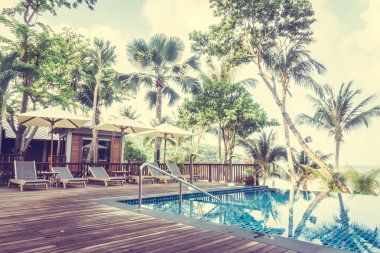 Otelde lüks bir yüzme havuzu