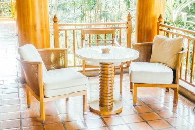 oturma odasında kanepede yastık