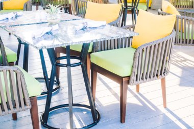 boş masa ve sandalyeler