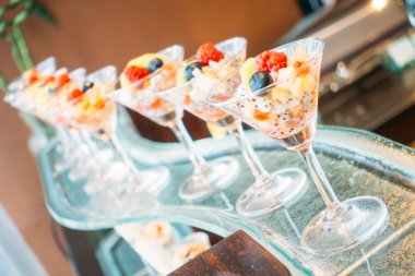 Cam açık büfe yemek, meyve