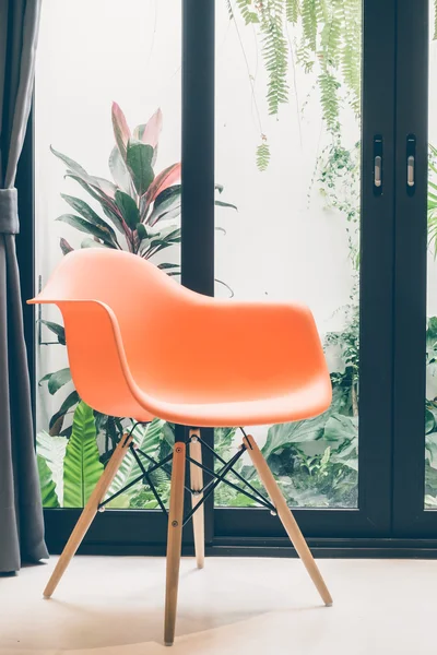 Orange stol med ljus lampa — Stockfoto