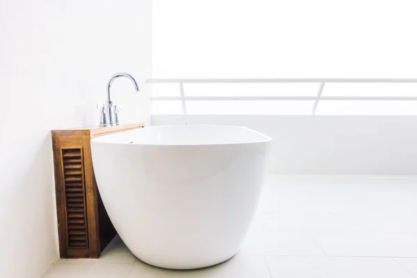 Beautiful luxury white bathtub — Stock Photo, Image