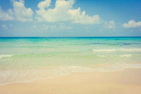 Belle plage tropicale et mer — Photo
