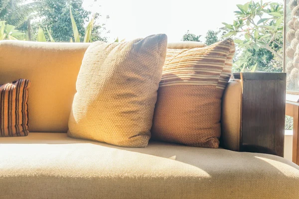 Vackra lyxiga kuddar på soffan dekoration — Stockfoto