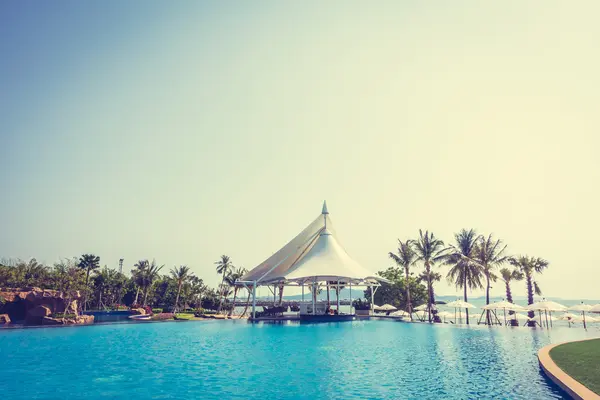 Bela piscina de luxo — Fotografia de Stock