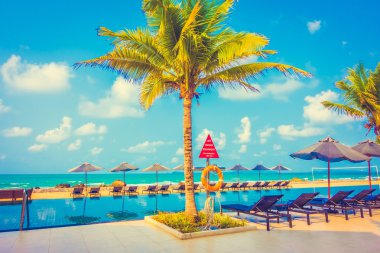 Şemsiyeleri ve sandalyeler Yüzme Havuzu etrafında