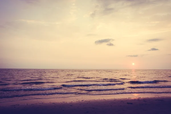 Pôr do sol com o céu na praia — Fotografia de Stock