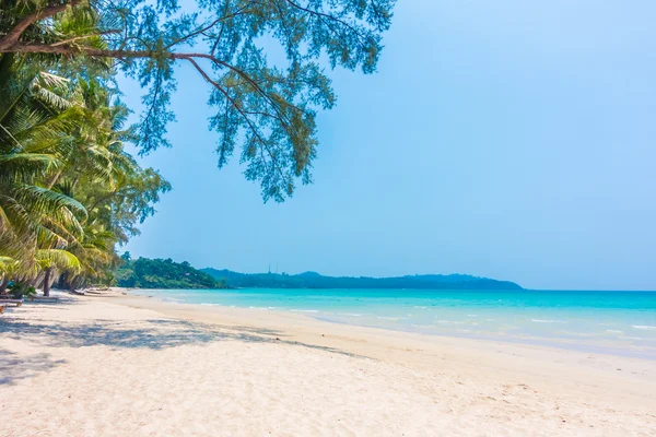 Prachtige tropische oceaan en zandstrand — Stockfoto