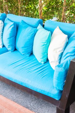 Kanepe üzerinde güzel yastık