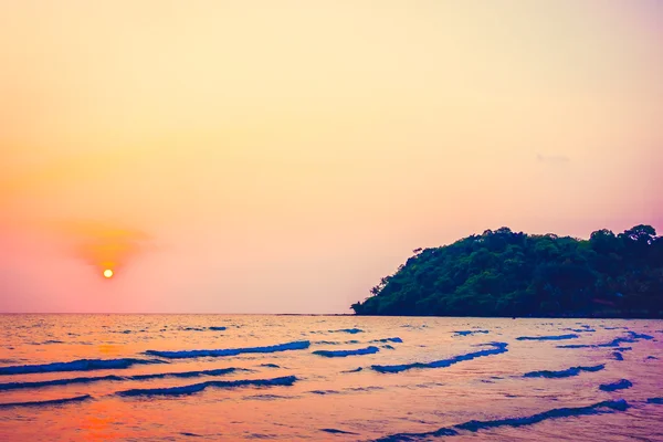 Schöner Sonnenuntergang am tropischen Strand — Stockfoto