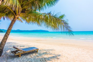 tropikal okyanus ve adada kum plaj