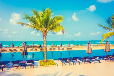 Güzel lüks şemsiyeleri ve sandalyeler