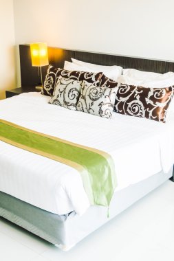 Yatakta güzel lüks yastıklar