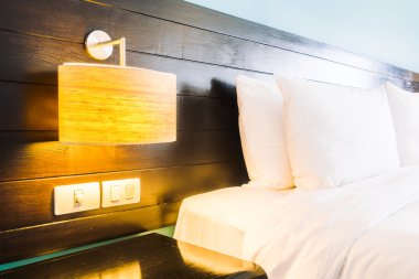 Yatakta güzel lüks beyaz yastıklar