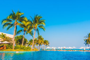 Boş şemsiyeleri ve sandalyeler