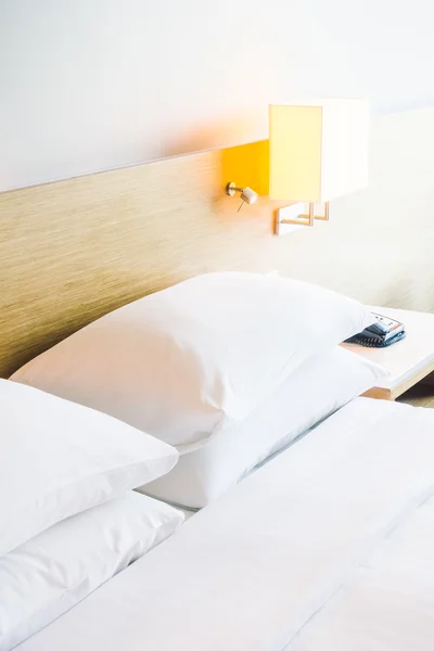 Luxus a pohodlí bílé polštáře na posteli — Stock fotografie