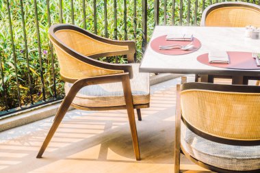 Boş sandalye ve masa