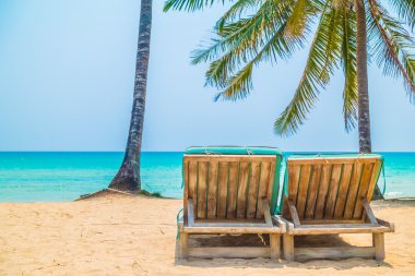 tropikal okyanus ve adada kum plaj