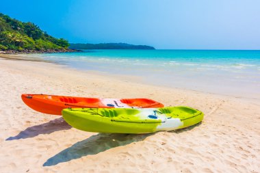 Renkli kayık tekneler sahilde