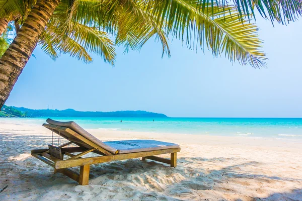 Océan tropical et plage de sable sur l'île — Photo