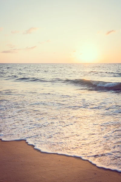 Solnedgång med havet och stranden — Stockfoto