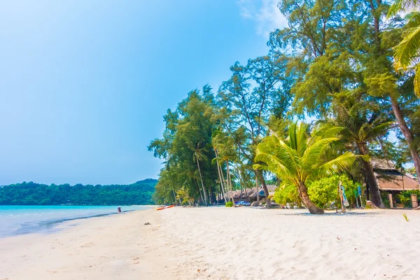 Oceano tropicale e spiaggia di sabbia sull'isola — Foto Stock