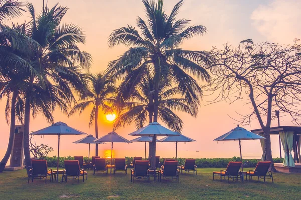 Boş şemsiye ve plaj sandalye