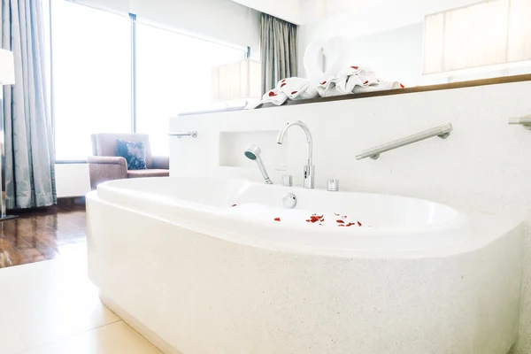 Hermosa bañera blanca de lujo —  Fotos de Stock