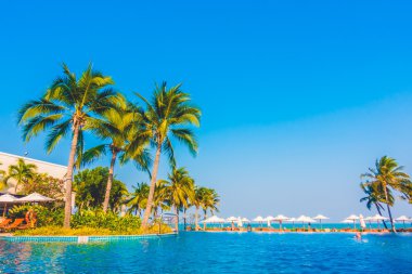 Boş şemsiyeleri ve sandalyeler