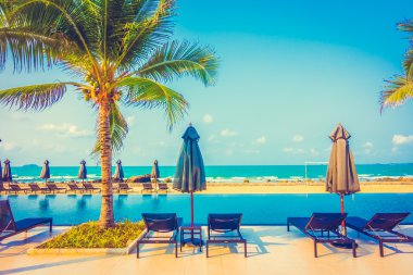 Güzel lüks şemsiyeleri ve sandalyeler