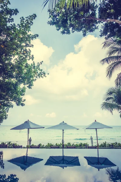 Piscina di lusso in hotel resort — Foto Stock