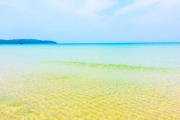 Bellissimo oceano tropicale sulla spiaggia — Foto Stock