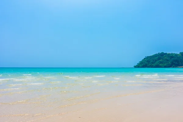 Tropical ocean and sand beach on island — Stock Photo, Image