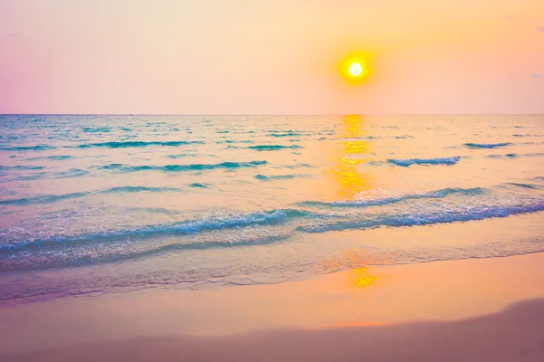 Belo pôr do sol na praia tropical — Fotografia de Stock