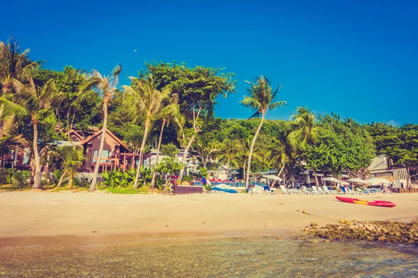 Bella spiaggia tropicale e mare — Foto Stock