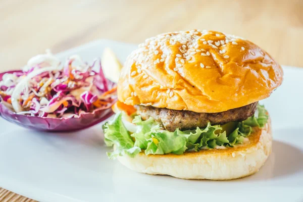 Leckerer Rindfleisch-Hamburger — Stockfoto