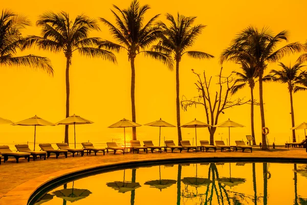 Swimming pool in hotel resort at sunrise — Stock Photo, Image
