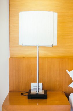 Yatakta ışık lamba ile beyaz yastıklar