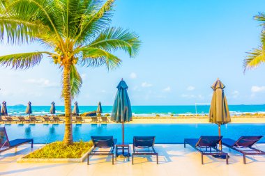 Güzel lüks şemsiyeleri ve sandalyeler