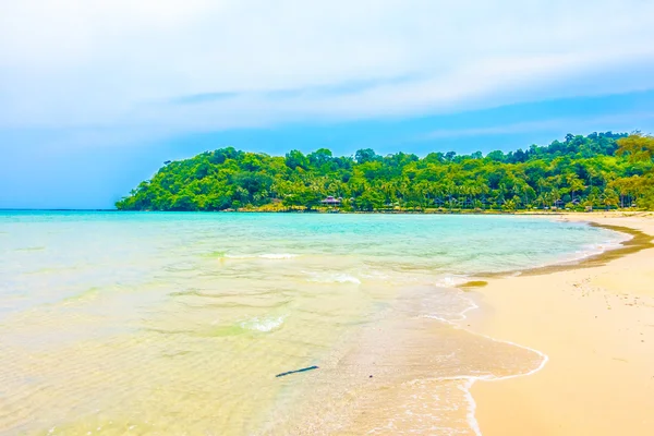 Beautiful tropical ocean on beach — Stock Photo, Image