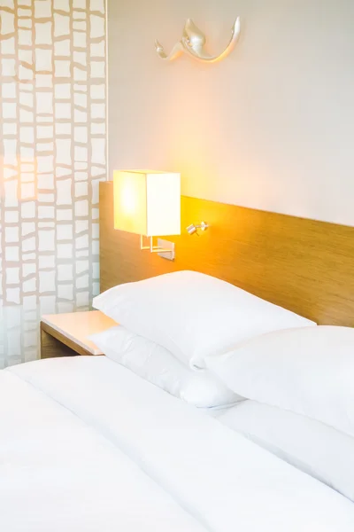 Luxo e conforto almofadas brancas na cama — Fotografia de Stock