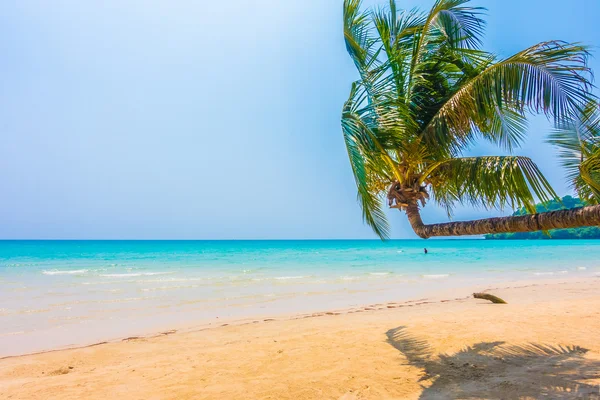 Océano tropical y playa de arena en la isla —  Fotos de Stock