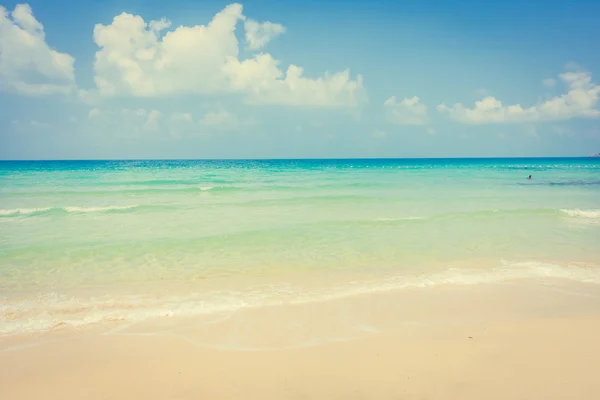 Hermosa playa tropical y el mar — Foto de Stock