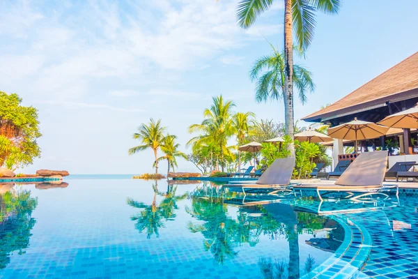 Bela piscina de luxo — Fotografia de Stock