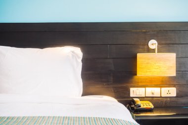 Yatakta güzel lüks beyaz yastıklar