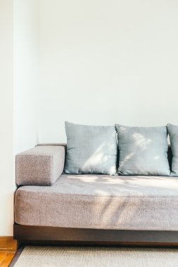 oturma odasında kanepede yastık
