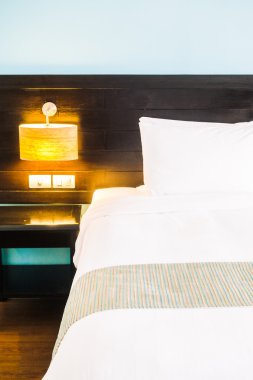 Yatakta güzel lüks beyaz yastıklar