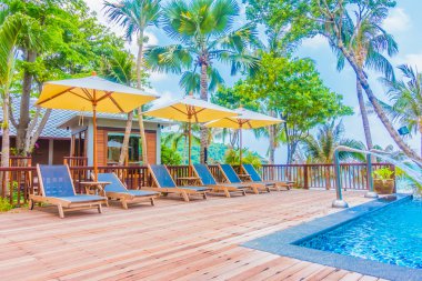 Otel havuzunda yüzme havuzu