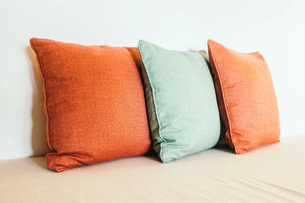 Hermosas almohadas de lujo en la decoración del sofá —  Fotos de Stock